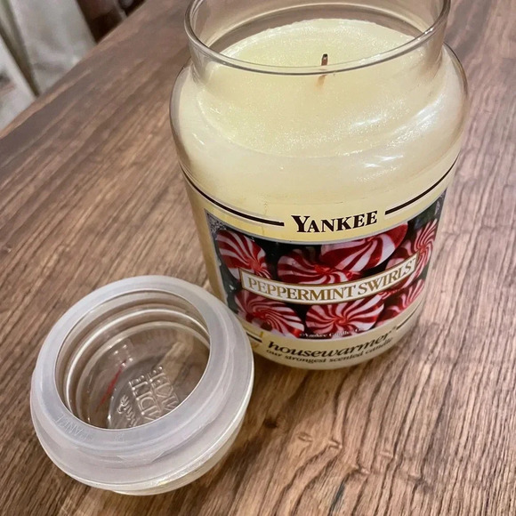 Yankee Candle Housewarmer Black Stripe Vintage Peppermint Swirls Large 22 OZ - Picture 2 of 9